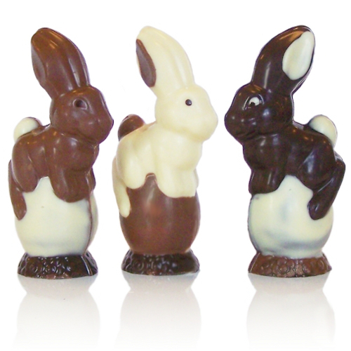 Schokoladenfigur Hase auf Ei