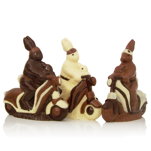 Schokoladenfigur Hase mit Motorroller