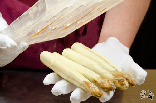 Bild aus der Produktion Nougat-Spargel wird aus der Form genommen