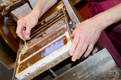 Bild aus der Produktion Schokoladentafeln werden mit Grünem Pfeffer bestreut